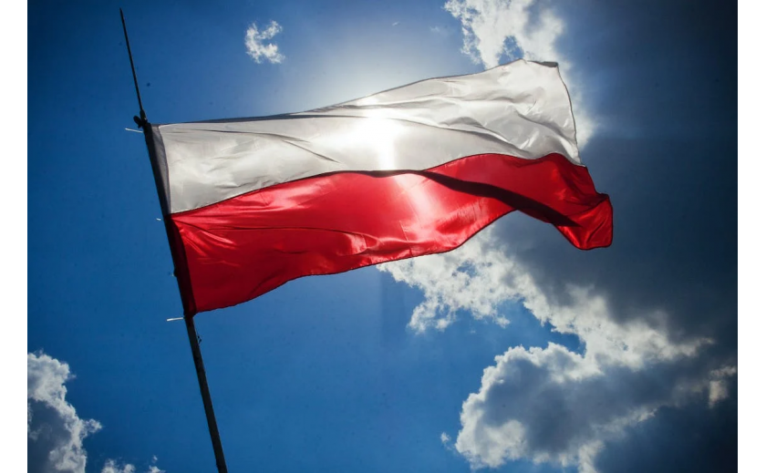 Flaga Polski i niezbędne akcesoria